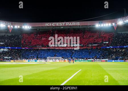 PARIS, FRANCE - SEPTEMBRE 28 : une tifo géante par les fans et supporters de Paris Saint-Germain lors du match de la Ligue des Champions entre Paris Saint-Germain et le Manchester City FC au Parc des Princes le 28 septembre 2021 à Paris, France (photo de Jeroen Meuwsen/Orange Pictures) Banque D'Images