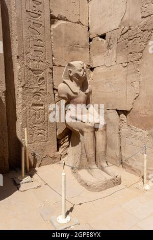 Assis Statue du Pharaon Thutmose III près de la salle des fêtes de Thutmose III au complexe du temple de Karnak à Louxor Banque D'Images