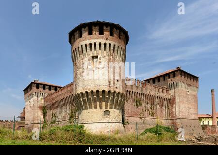 Face à l'ancien château Sforzesco de south west, tourné en lumière d'été lumineux Banque D'Images