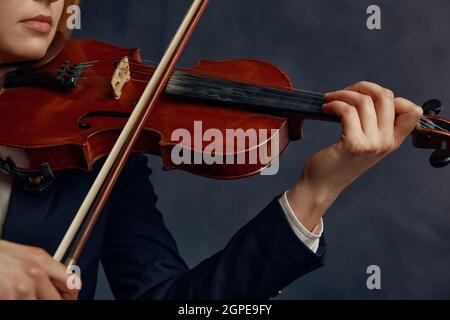 Violoniste féminine avec arc et violon, performance sur scène. Femme avec instrument de musique à cordes, art de la musique, musicien joue sur alto Banque D'Images