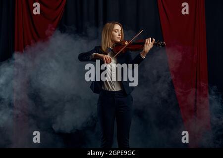 Violoniste féminine avec arc et violon, performance sur scène. Femme avec instrument de musique à cordes, art de la musique, musicien joue sur alto Banque D'Images