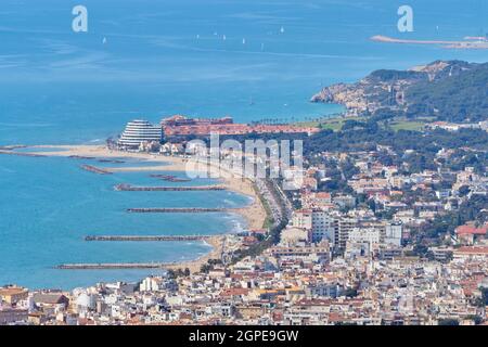 Vue fantastique sur la ville de Sitges, en Espagne, par une belle journée de printemps Banque D'Images