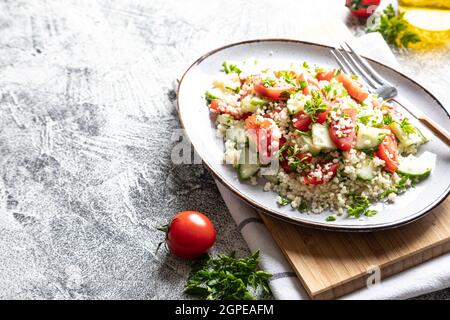 Salade orientale traditionnelle Tabouleh. Salade de cous de tabule avec légumes. Tabbouleh avec bulgur Banque D'Images