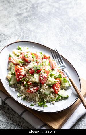 Salade orientale traditionnelle Tabouleh. Salade de cous de tabule avec légumes. Tabbouleh avec bulgur Banque D'Images