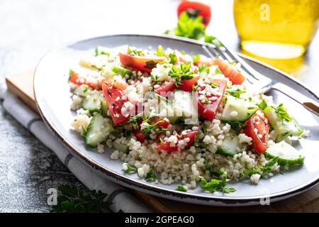 Salade orientale traditionnelle Tabouleh. Salade de cous de tabule avec légumes. Tabbouleh avec bulgur Banque D'Images