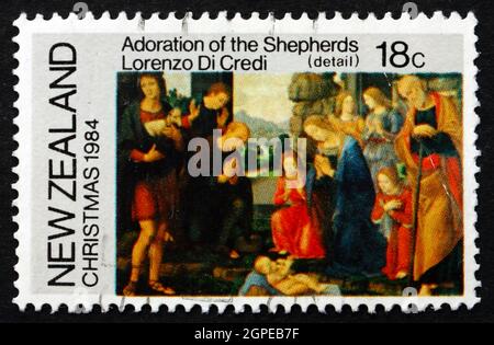 NOUVELLE-ZÉLANDE - VERS 1984: Un timbre imprimé en Nouvelle-Zélande montre l'adoration des bergers, peinture par Lorenzo Di Credi, Noël, vers 1984 Banque D'Images