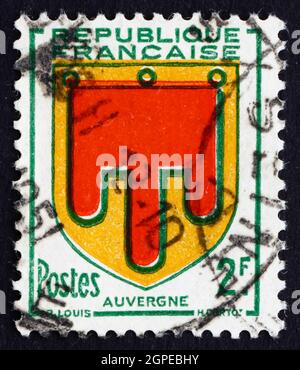 FRANCE - VERS 1949 : un timbre imprimé en France montre les armoiries d'Auvergne, vers 1949 Banque D'Images