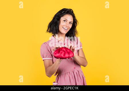 Choisir le meilleur. Femme avec portefeuille d'argent. Quel est le prix. Investir dans vous-même. Femme comptabilité en espèces. Fille rétro besoin bourse. Manque de Banque D'Images