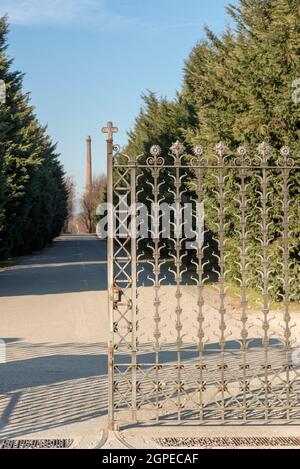 Porte en fer décorée dans un village industriel historique, tourné en hiver à Crespi Adda, Capriate, Lombardie, Italie Banque D'Images