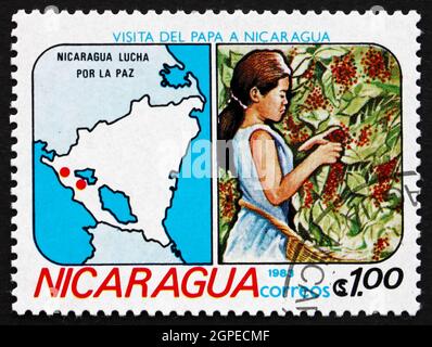 NICARAGUA - VERS 1983 : un timbre imprimé au Nicaragua montre la cueillette des filles de haricots et la carte, visite du Pape Jean-Paul II, vers 1983 Banque D'Images