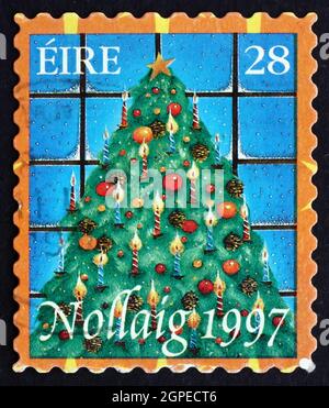 IRLANDE - VERS 1997: Un timbre imprimé en Irlande montre l'arbre de Noël, Noël, vers 1997 Banque D'Images