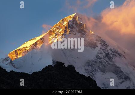 Vue en soirée sur le mont Cho oyu depuis Gokyo RI - chemin vers le mont Camp de base Everest - Népal Banque D'Images