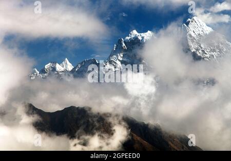 Kangtega et Thamserku - superbes monts au-dessus du Bazar Namche Sur le chemin de l'Everest base Camp - Népal Banque D'Images