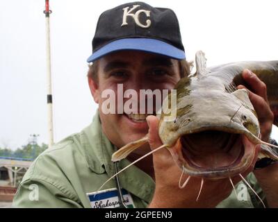 ÉTATS-UNIS. 14 juin 2009. John Trager, également connu sous le nom de Captain Catfish, avec un poisson-chat à tête plate en 2009. (Photo de Brent Frazee/Kansas City Star/TNS/Sipa USA) crédit: SIPA USA/Alay Live News Banque D'Images