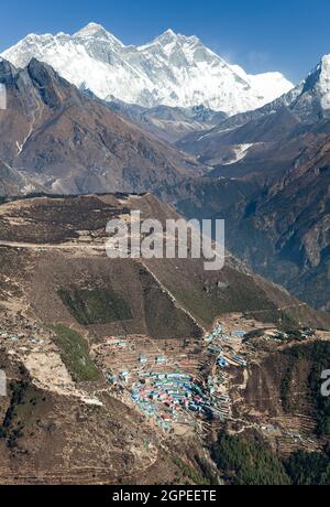 Vue sur l'Everest, Lhotse et Namche Bazar depuis Kongde - Parc national Sagarmatha - Népal Banque D'Images