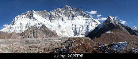 Vue panoramique sur le mont Lhotse, Lhotse Shar, Nuptse et la face rockface sud, le glacier de Lhotse et le pic de l'île (Imja tse) - Parc national de Sagarmatha - chemin vers Banque D'Images