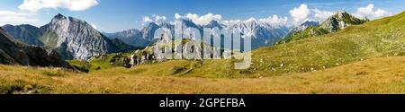 Vue de Karnische Alpen ou Alpi Carniche à Alpi Dolomiti - Mont Siera, Creta Forata et Mont Cimon - Italie Banque D'Images