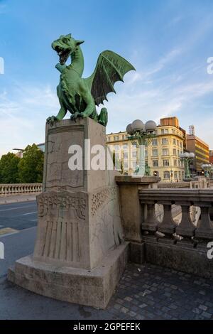 Pont du dragon à Ljubljana avec statue du dragon . Banque D'Images