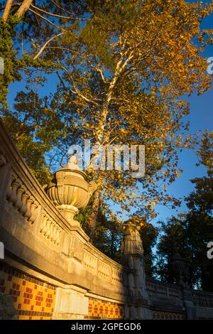 Crimée Yalta 14 octobre 2018. Palais Massandra en automne. Fragments de clôtures en briques rouges avec de belles décorations antiques. Le Palais Massandra de E Banque D'Images