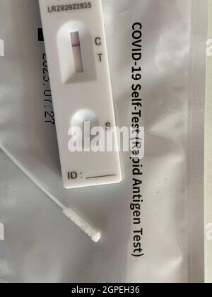 Londres, Royaume-Uni - 20.9.2021: NHS COVID-19 Self Test for Kids and family au Royaume-Uni, le gouvernement a distribué Corona virus écouvillon kit de test rapide de l'antigène à domicile Banque D'Images