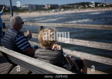 Ahlbeck, Allemagne. 28 septembre 2021. Un couple fait une pause sur la jetée de la plage de la station balnéaire Baltic Ahlbeck sur l'île d'Usedom. Credit: Fernando Gutierrez-Juarez/dpa-Zentralbild/dpa/Alay Live News Banque D'Images