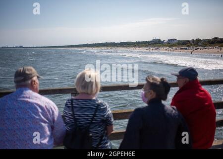 Ahlbeck, Allemagne. 28 septembre 2021. Les personnes âgées s'assoient sur un banc sur la jetée sur la plage de la station balnéaire balte d'Ahlbeck sur l'île d'Usedom et regardent le paysage marin. Credit: Fernando Gutierrez-Juarez/dpa-Zentralbild/dpa/Alay Live News Banque D'Images