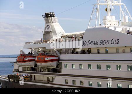 Non exclusif: ODESA, UKRAINE - 28 SEPTEMBRE 2021 - pour la première fois depuis le début de la pandémie, un navire de croisière entre dans le port d'Odesa avec 57 pa Banque D'Images