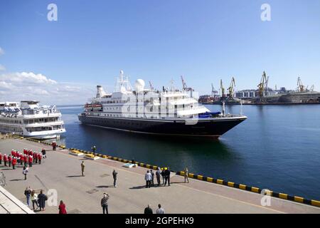 Non exclusif: ODESA, UKRAINE - 28 SEPTEMBRE 2021 - pour la première fois depuis le début de la pandémie, un navire de croisière entre dans le port d'Odesa avec 57 pa Banque D'Images