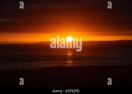 Coucher de soleil entre la péninsule de Llyn et l'île Bardsey à Cardigan Bay. Banque D'Images