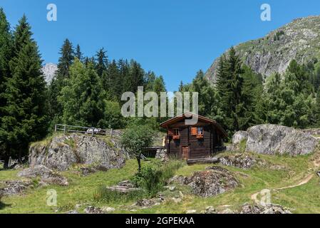 Cabane de montagne sur le sentier de randonnée entre Bellwald et le pont suspendu Aspi-Titter, Fieschertal, Valais, Suisse, Europe Banque D'Images