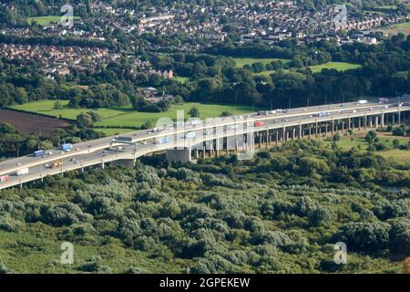 Vue aérienne du viaduc de Thelwall de l'autoroute M6, sur le canal des navires de Manchester, Warrington, nord-ouest de l'Angleterre, Royaume-Uni Banque D'Images