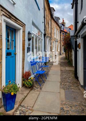 Rue étroite dans la ville côtière de Robin Hoods Bay dans le North Yorkshire au Royaume-Uni. Banque D'Images