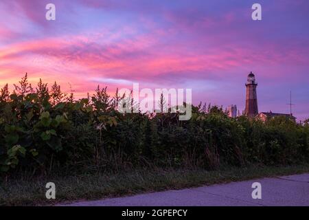 Coucher de soleil au feu de Montauk point est un phare situé à côté du parc national de Montauk point, à l'extrémité est de long Island, dans le hameau Banque D'Images