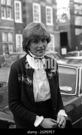 Photo du dossier datée du 12/11/80 de Diana, princesse de Galles, laissant son appartement à Earls court, Londres. Les princes ont été honorés d'une plaque bleue à son ancien appartement de Londres. Date de publication : le mercredi 29 septembre 2021. Banque D'Images