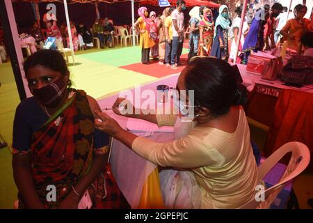 New Delhi, Inde. 29 septembre 2021. Un programme d'inoculation massive contre Covid-19 à New Delhi en Inde marque une étape importante pour une personne sur quatre entièrement éligible vaccinée. (Photo de Sondeep Shankar/Pacific Press) Credit: Pacific Press Media production Corp./Alay Live News Banque D'Images