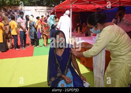 New Delhi, Inde. 29 septembre 2021. Un programme d'inoculation massive contre Covid-19 à New Delhi en Inde marque une étape importante pour une personne sur quatre entièrement éligible vaccinée. (Photo de Sondeep Shankar/Pacific Press) Credit: Pacific Press Media production Corp./Alay Live News Banque D'Images