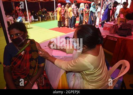 New Delhi, Inde. 29 septembre 2021. Un programme d'inoculation massive contre Covid-19 à New Delhi en Inde marque une étape importante pour une personne sur quatre entièrement éligible vaccinée. (Photo de Sondeep Shankar/Pacific Press) Credit: Pacific Press Media production Corp./Alay Live News Banque D'Images