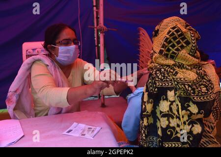 New Delhi, Inde. 29 septembre 2021. Un programme d'inoculation massive contre Covid-19 à New Delhi en Inde marque une étape importante pour une personne sur quatre entièrement éligible vaccinée. (Photo de Sondeep Shankar/Pacific Press) Credit: Pacific Press Media production Corp./Alay Live News Banque D'Images