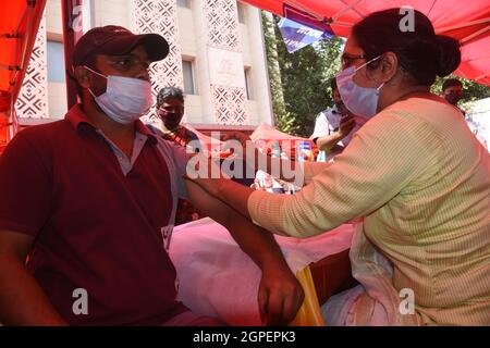 New Delhi, Inde. 29 septembre 2021. Un programme d'inoculation massive contre Covid-19 à New Delhi en Inde marque une étape importante pour une personne sur quatre entièrement éligible vaccinée. (Photo de Sondeep Shankar/Pacific Press) Credit: Pacific Press Media production Corp./Alay Live News Banque D'Images