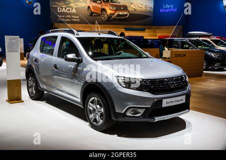 Modèle de voiture Dacia Sandero Stepway présenté au salon automobile Autosalon 2020. Bruxelles, Belgique - 9 janvier 2020. Banque D'Images