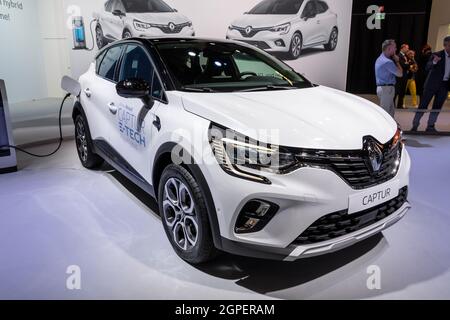 Modèle de voiture hybride enfichable Renault Captur présenté au salon automobile Autosalon 2020. Bruxelles, Belgique - 9 janvier 2020. Banque D'Images