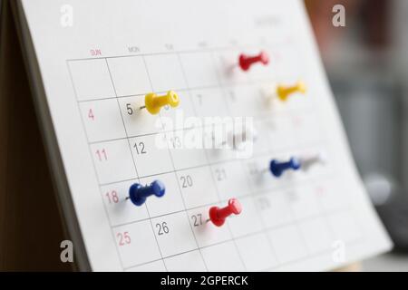Couleur divers axes sur le pouce tack rappel calendrier Banque D'Images