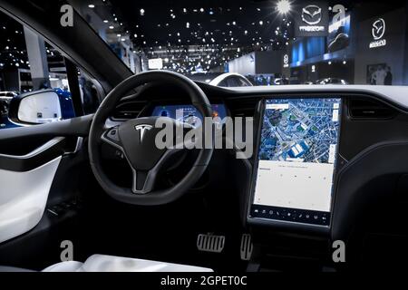 Vue du tableau de bord intérieur du modèle de voiture Tesla X illustrée au salon automobile Autosalon 2020. Bruxelles, Belgique - 9 janvier 2020. Banque D'Images