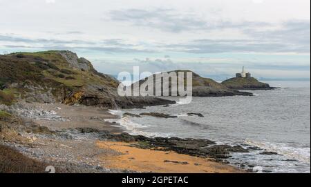 Le phare de Mumbles vue de la plage à la baie de Bracelet sur la péninsule de Gower près de Swansea, au sud du pays de Galles Banque D'Images