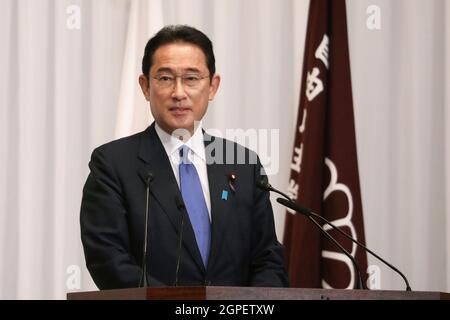 Tokyo, Japon. 29 septembre 2021. L'ancien ministre japonais des Affaires étrangères Fumio Kishida assiste à une conférence de presse au siège du PLD (Parti libéral-démocrate) après son élection à la présidence du Parti. Crédit : SOPA Images Limited/Alamy Live News Banque D'Images