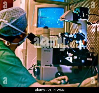 Un technicien dans une clinique spécialisée de FIV prépare des échantillons de sperme pour la sélection. Banque D'Images