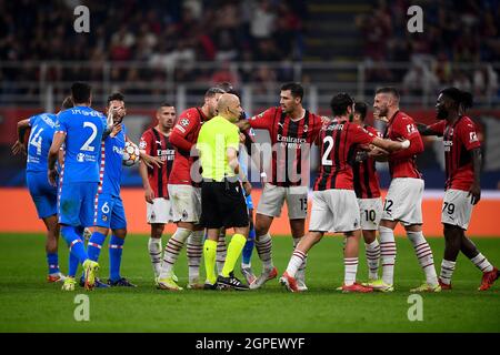 Milan, Italie. 28 septembre 2021. L'arbitre Cuneyt Cakir défend avec les joueurs de l'AC Milan lors du match de football de la Ligue des champions de l'UEFA entre l'AC Milan et le Club Atletico de Madrid. Credit: Nicolò Campo/Alay Live News Banque D'Images