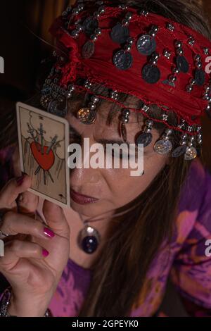 Woman Fortune Teller lisant le Tarot.Porter une tenue gitane.Voyance.Phychic Banque D'Images