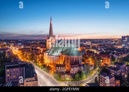 Szczecin, Pologne. Vue aérienne de la basilique Saint-Jacques-de-l'Apostle à la tombée de la nuit Banque D'Images