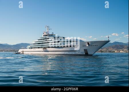 méga yacht amarré en face de marbella's shore, malaga. Espagne. À puerto banus Banque D'Images